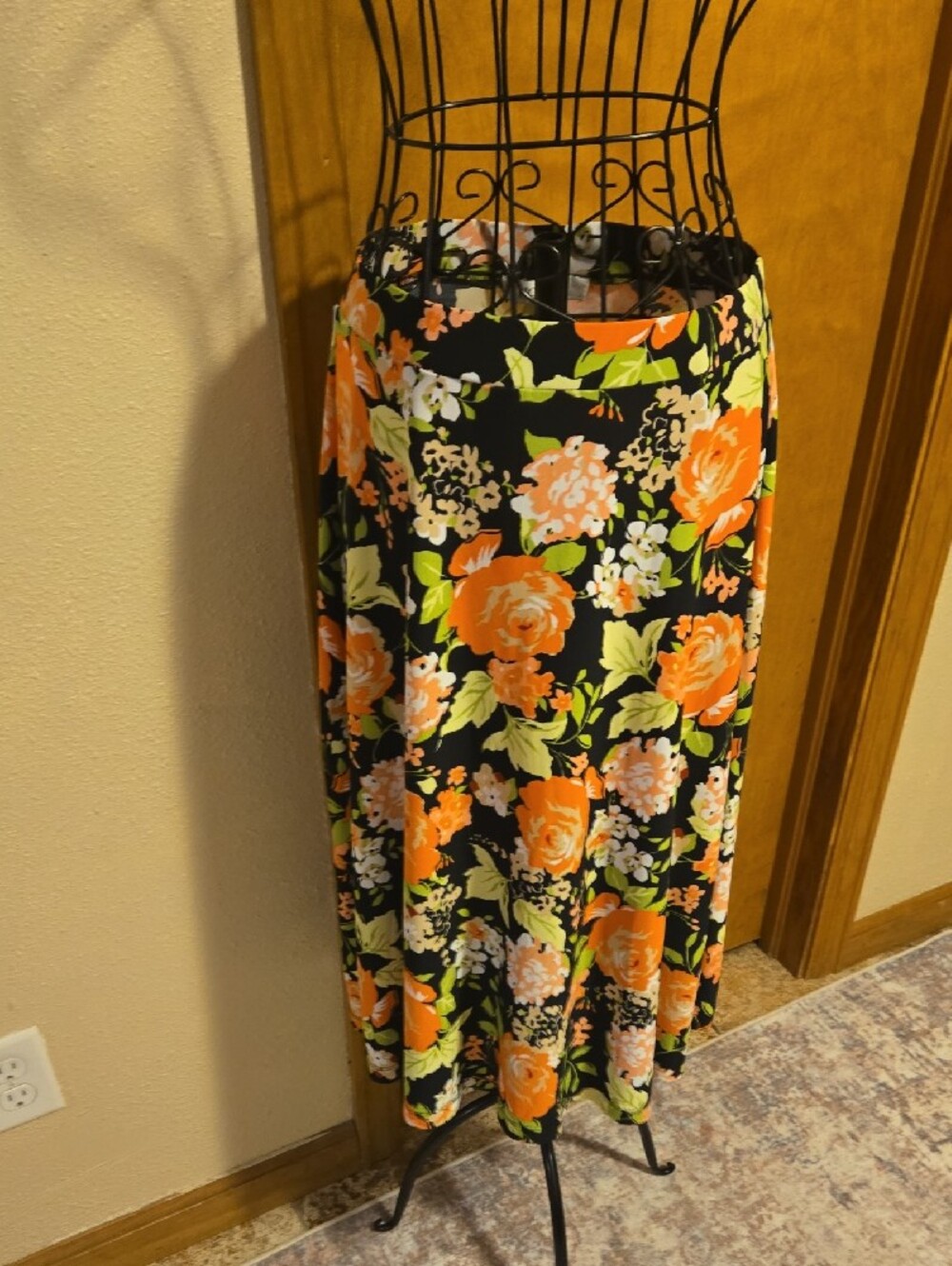 Kasper Black Midi Skirt with Orange Floral Pattern - Picture 5 of 8